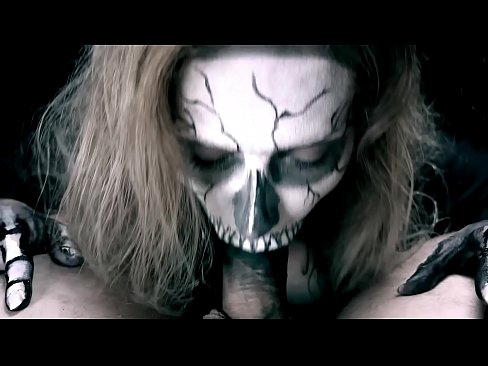 ❤️ Demon famke sûgje hoanne mei har swarte mûle en slikken cum. ❤️ Seksfideo op fy.zoomporno.ru ❌️❤