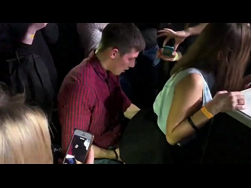 ❤️ Echte seks yn in Russyske nachtclub. 18-jierrich Russysk famke yn 'e anus en fagina neukt yn in nachtclub ❤️ Seksfideo op fy.zoomporno.ru ❌️❤